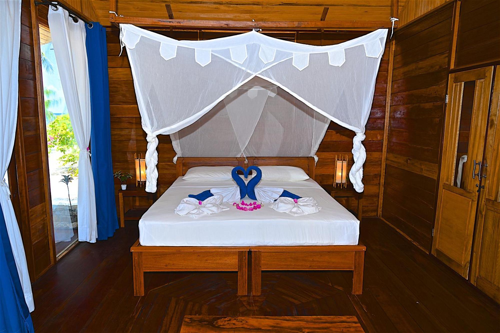 Agusta Eco Resort Pulau Mansuar Exterior photo